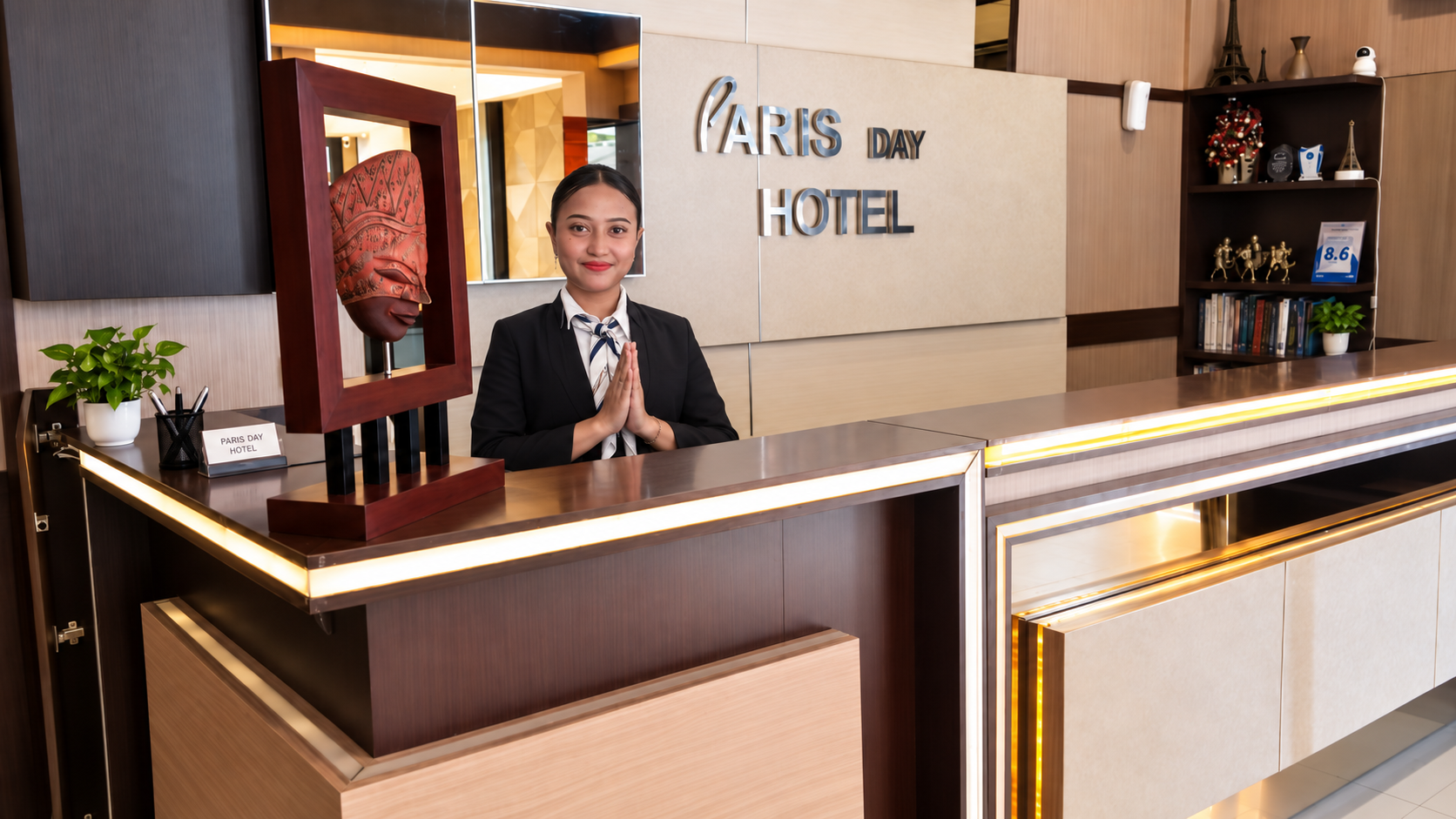 Front desk staff welcoming guests at Paris Day Hotel Pamanukan reception